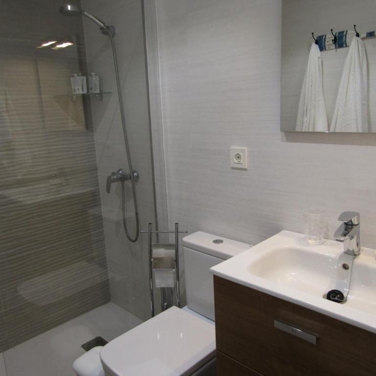 MAGMA Rooms Playa Honda - Habitación Doble con baño privado externo - 2 camas - 6