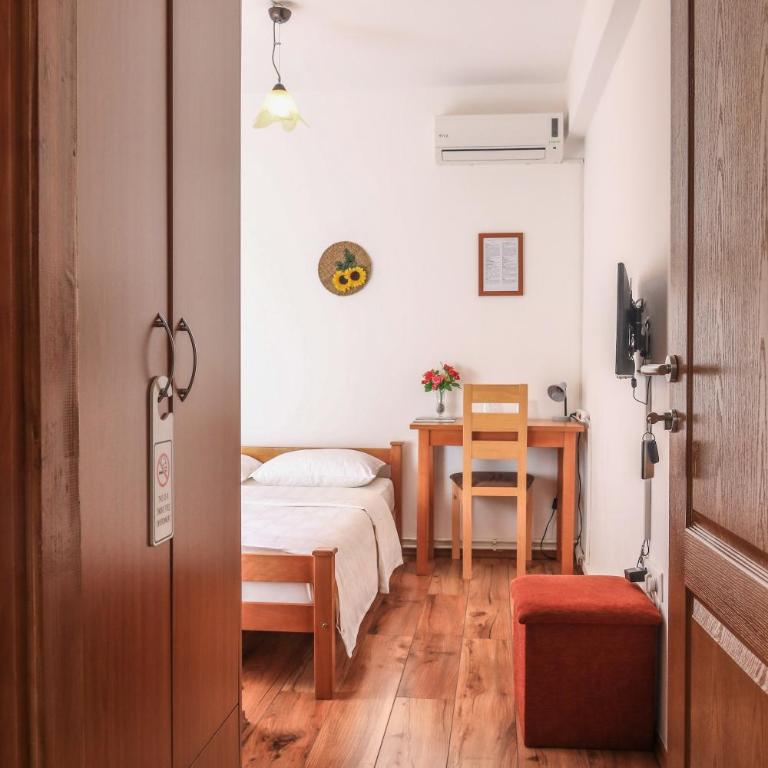 Pansion Centar - Dvokrevetna Soba sa Bračnim Krevetom - 4
