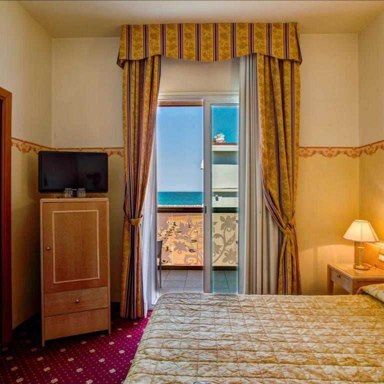 Hotel Byron - Camera Tripla con Vista Mare - 8