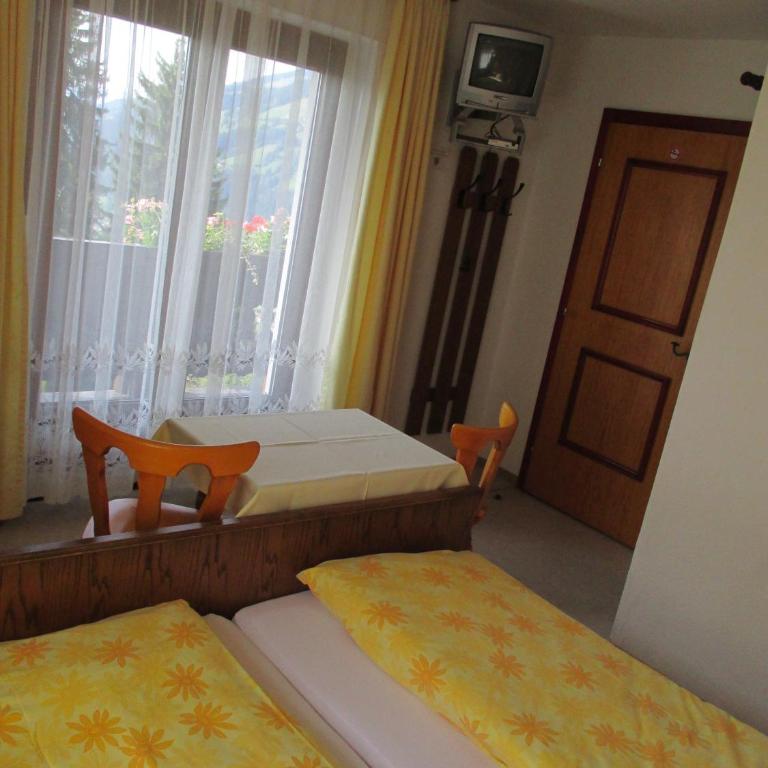 Haus Bergfried - Doppelzimmer mit Gemeinschafts-WC - 2