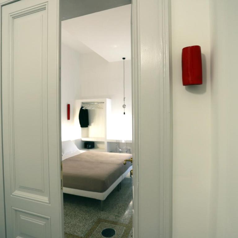 Re Ruggero Rooms - Camera Standard Matrimoniale/Doppia con Letti Singoli con Balcone - 7