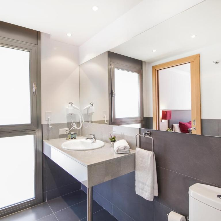 Tarter Mountain Suites - Appartamento con 2 Camere da Letto, Balcone e Vista Montagna - 5 Minuti in Auto dal Comprensorio Sciistico - 9