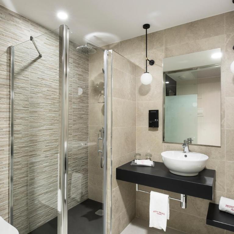 Petit Palace Triball - Double or Twin Room - 2