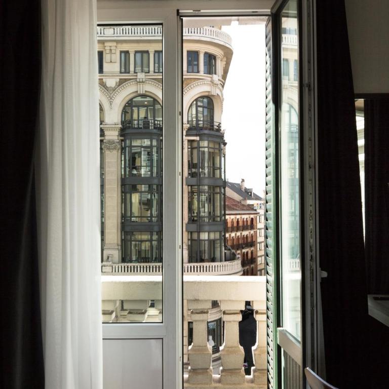Petit Palace Triball - Quadruple Room with City View - 8