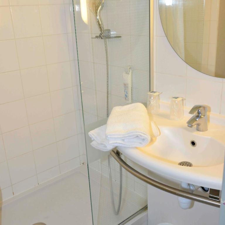 ibis budget Bordeaux Lac - Chambre Standard avec 1 Lit Double et 1 Lit Superposé - 7