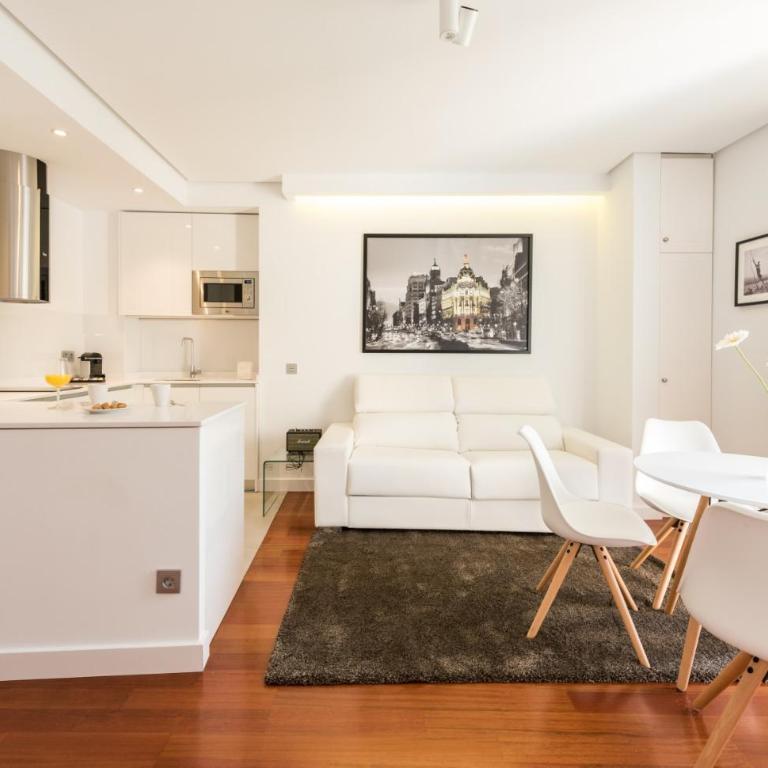 Santa Ana Plaza - Apartment with Balcony - 53