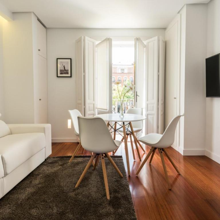 Santa Ana Plaza - Apartment with Balcony - 41