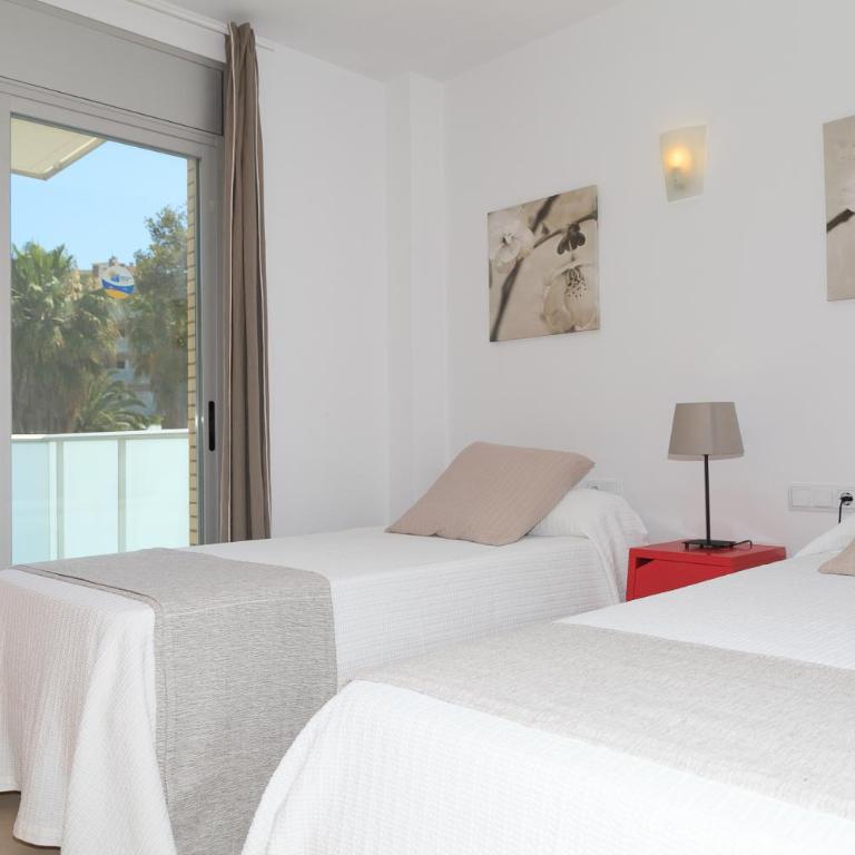 UHC Spa Aqquaria Family Complex - Three-Bedroom Apartment with Pool View - 9