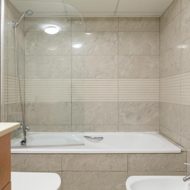 UHC Spa Aqquaria Family Complex - Three-Bedroom Apartment with Pool View - 22