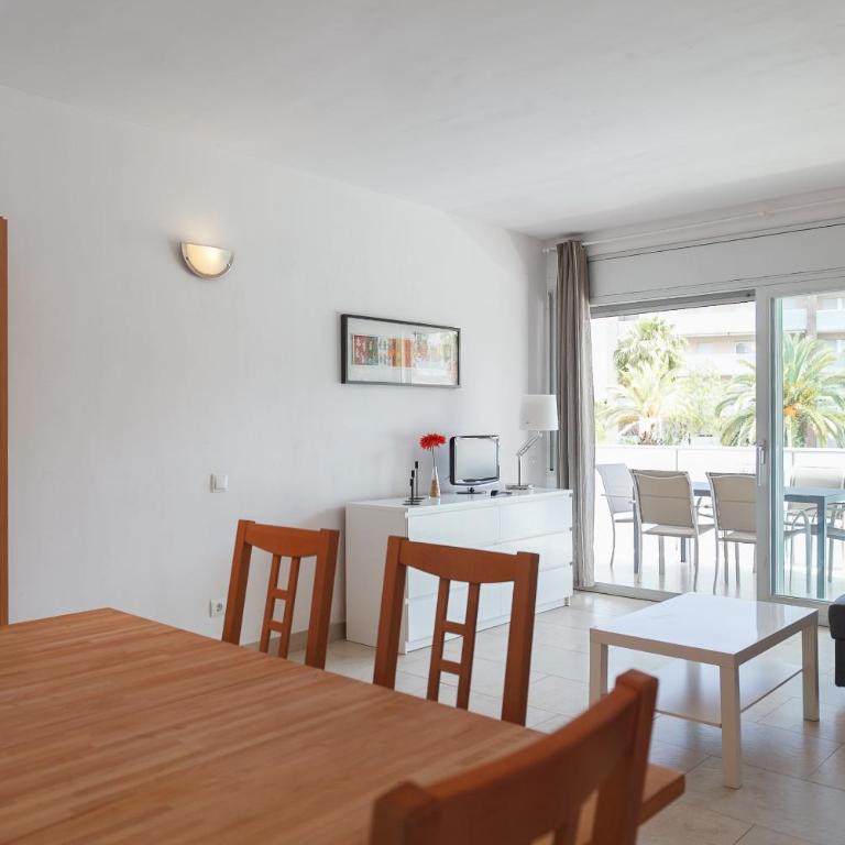 UHC Spa Aqquaria Family Complex - Three-Bedroom Apartment with Pool View - 20