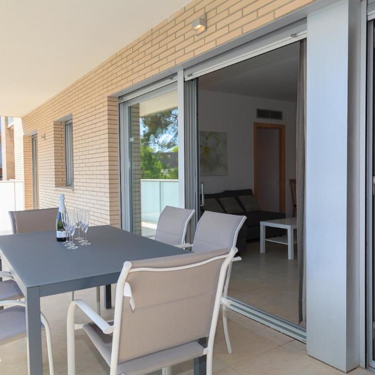 UHC Spa Aqquaria Family Complex - Three-Bedroom Apartment with Pool View - 3