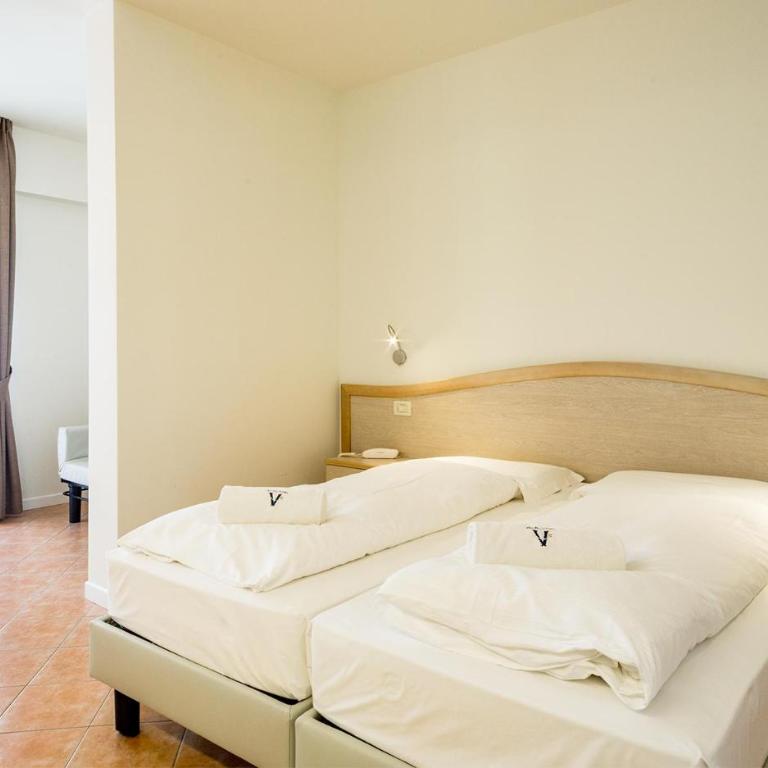 Relax Hotel Villa Gardenia & Villa Oleandra - Premium Room with Lake View - 4
