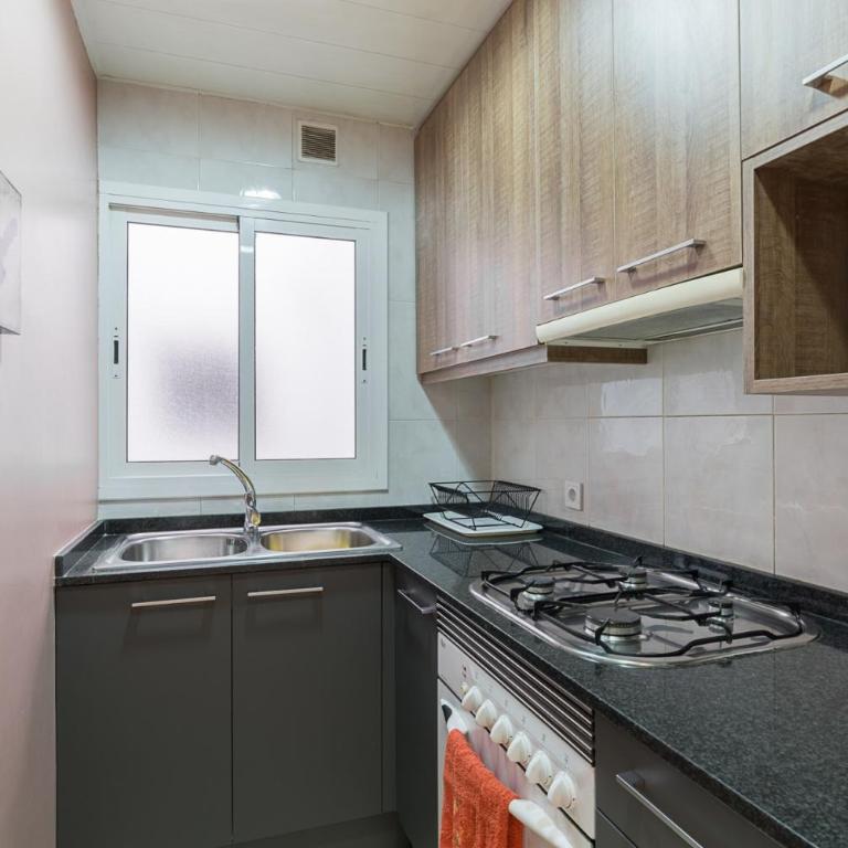 ApartEasy - Plaza España & Fira - Three-Bedroom Apartment - Plaza Espanya - 8