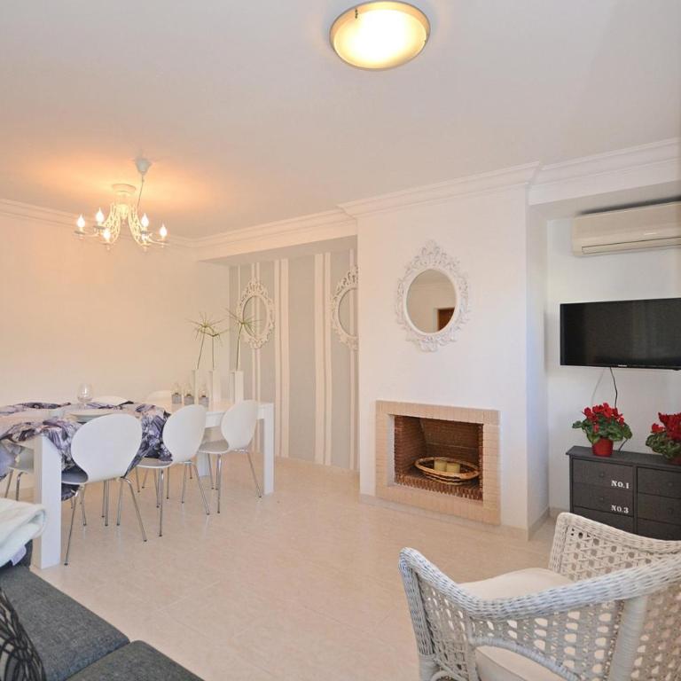 Salada House - Three-Bedroom House - 10