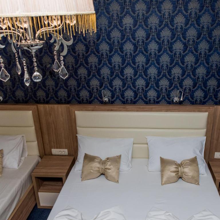 Hotel Crnogorska Kuća - Deluxe Triple Room - 4