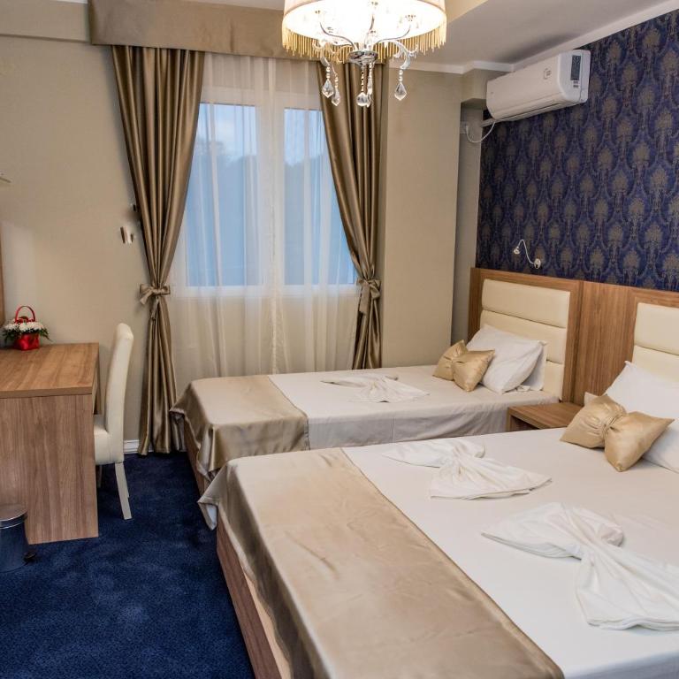 Hotel Crnogorska Kuća - Deluxe Triple Room - 1