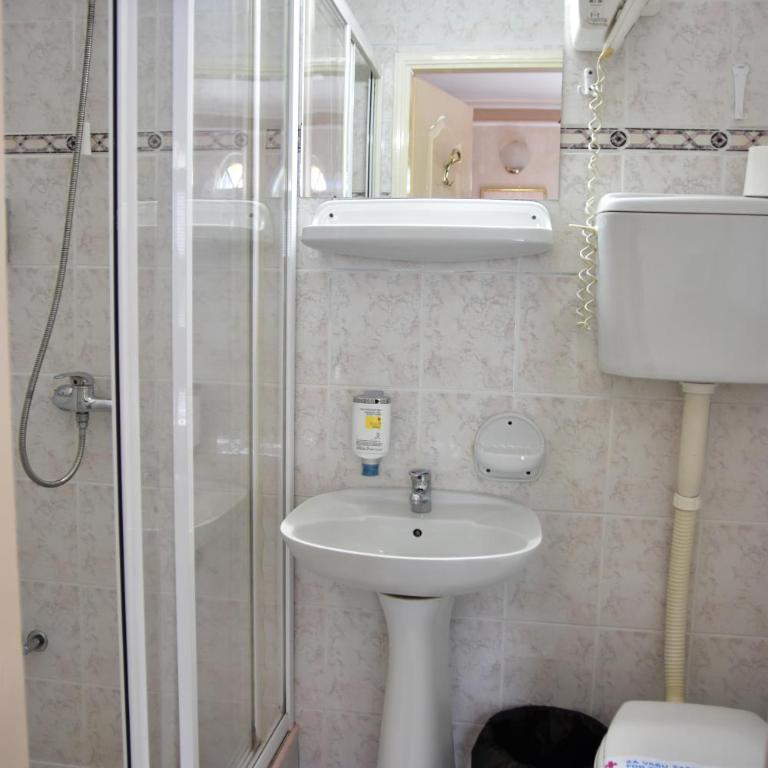 Garni Hotel Lav - Dvokrevetna Soba sa Bračnim Krevetom - 8