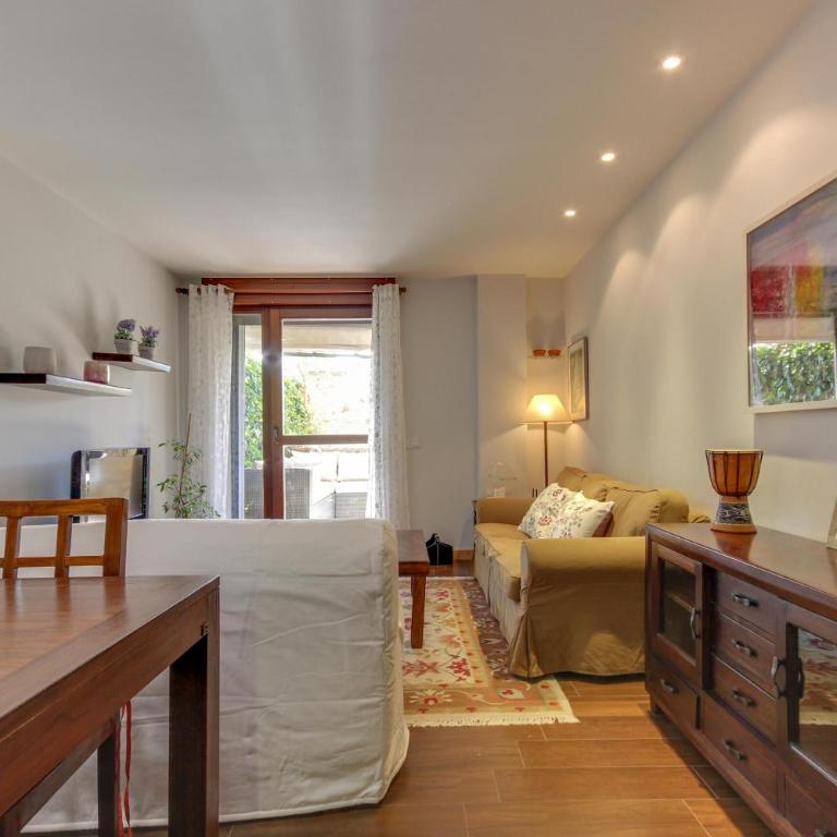 Apartamentos Suites&Homes - Apartamento con vistas al jardín - Calle Gibraltar 18 - 20