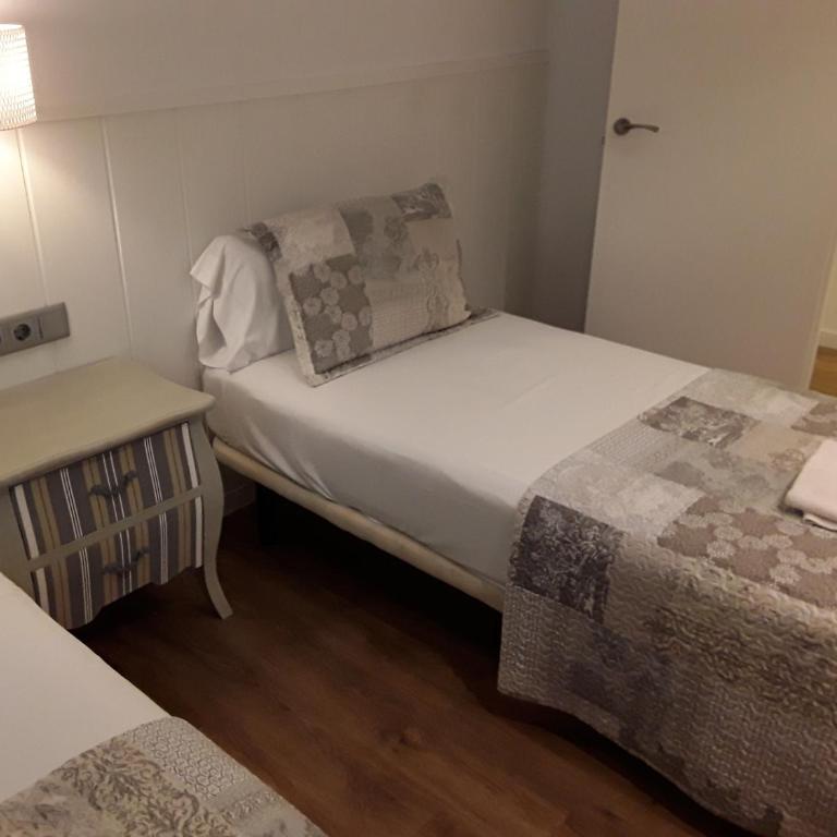 Autèntic Barcelona Monumental - Three-Bedroom Apartment - 1