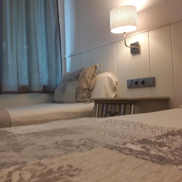 Autèntic Barcelona Monumental - Three-Bedroom Apartment - 2
