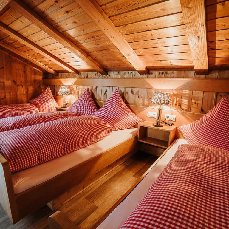 Berggasthof Hochpröller - Vierbettzimmer mit Balkon - 2