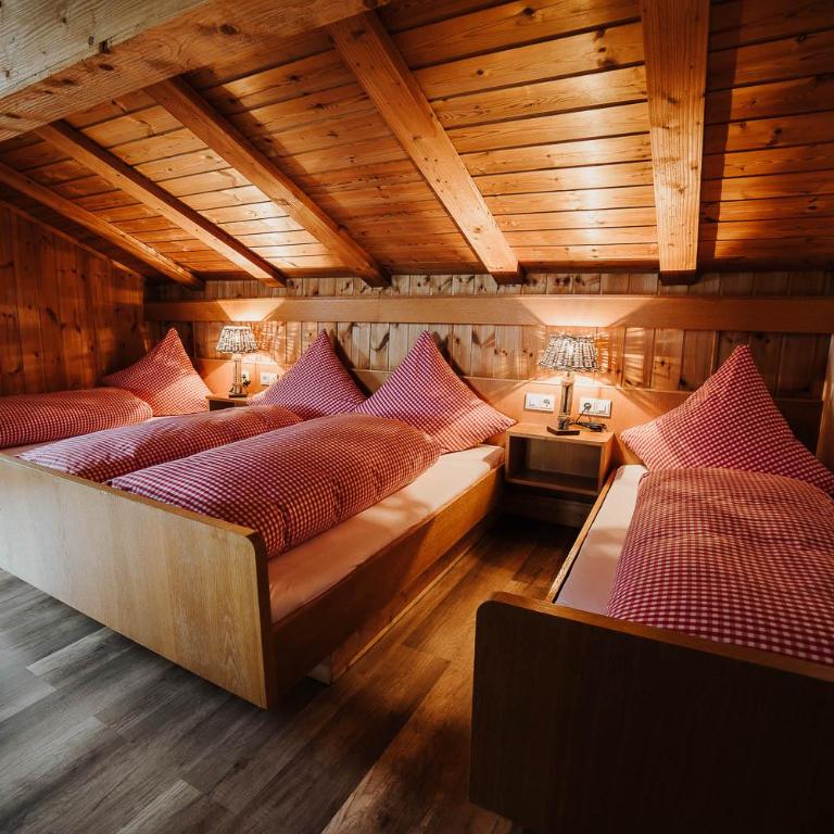 Berggasthof Hochpröller - Vierbettzimmer mit Balkon - 4