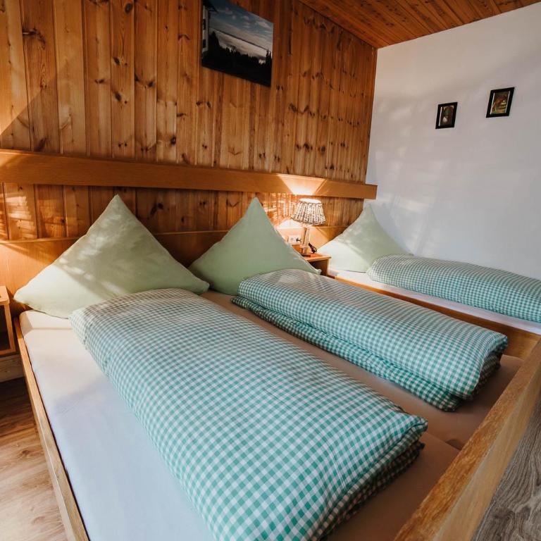 Berggasthof Hochpröller - Dreibettzimmer mit Balkon - 2