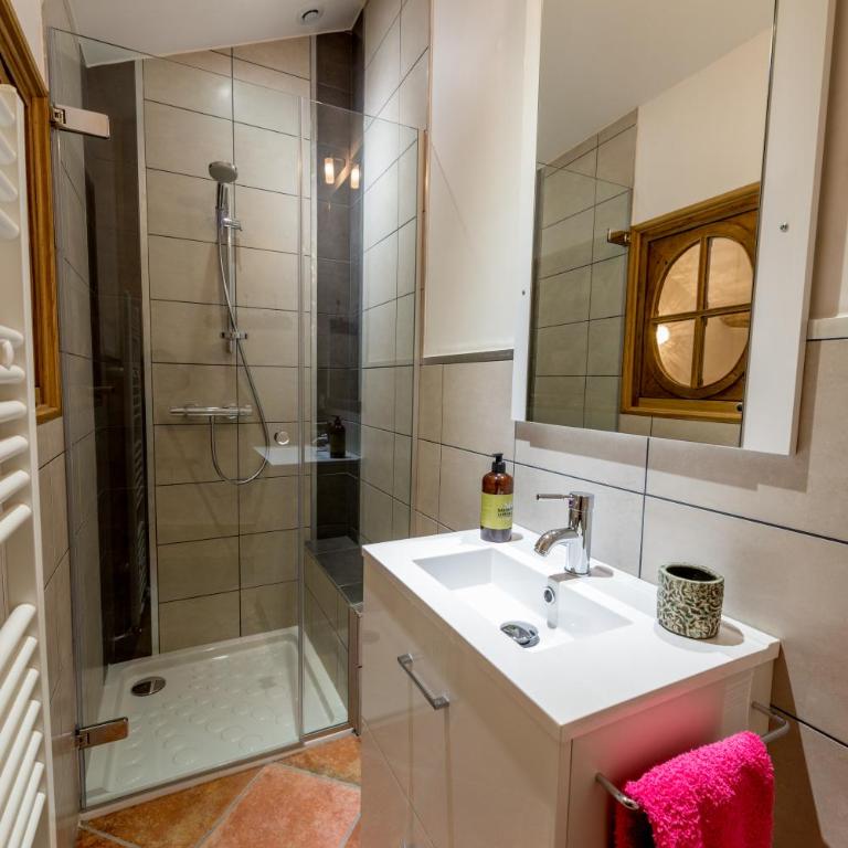 Au Cheval Blanc - appartements et chambres d'hôtes - Chambre Triple – Vue sur Montagne - 10