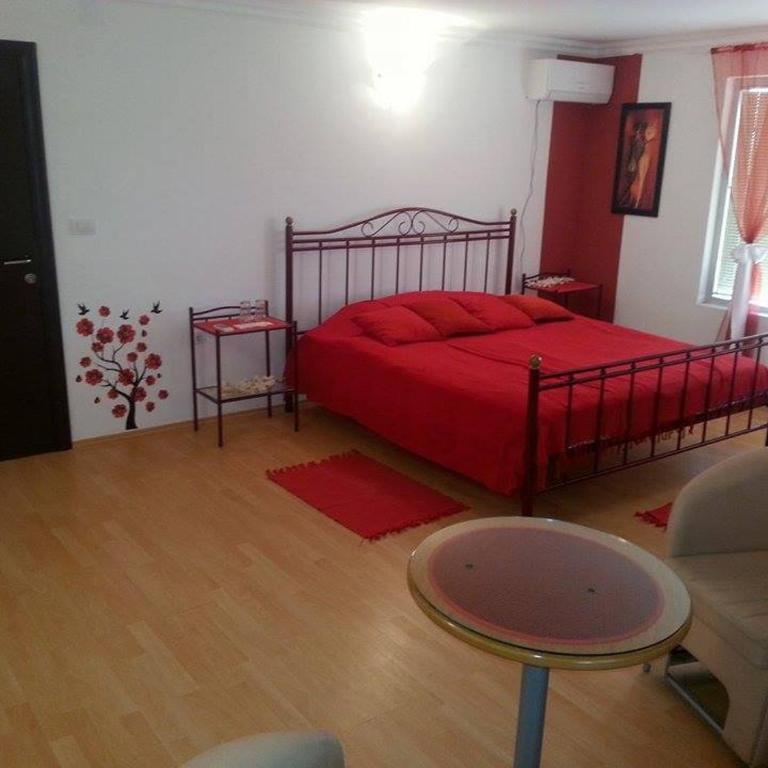 B&B Queen - Dvokrevetna Soba sa Bračnim Krevetom i Pogledom na Bazen - 3