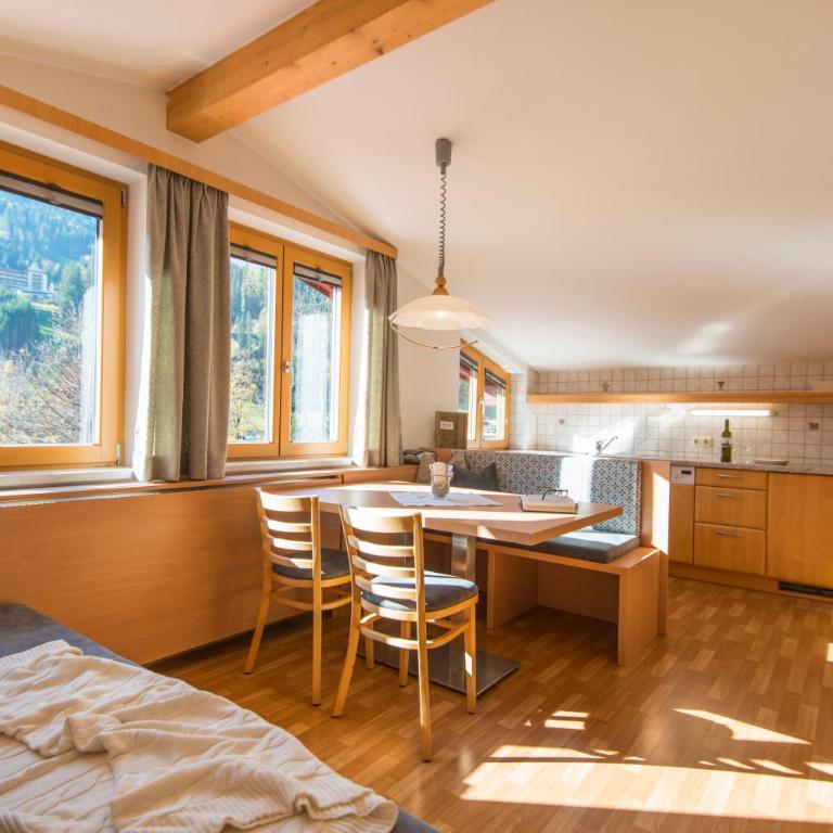 KENDLGUT Appartements am BioBauernhof inklusive unbegrenztem Eintritt in die Alpentherme - Kleines Apartment mit 2 Schlafzimmern - 1