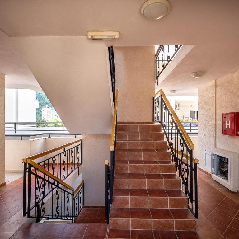 Becici Summer Apartments - Three-Bedroom Apartment with Balcony - 7