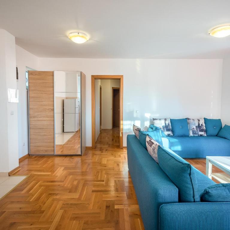 Becici Summer Apartments - Three-Bedroom Apartment with Balcony - 12