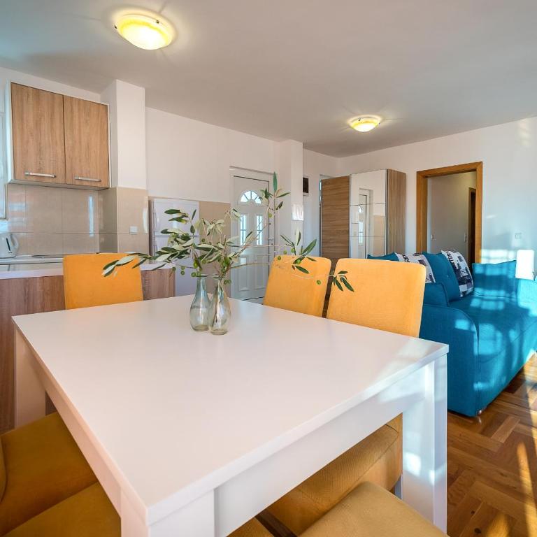 Becici Summer Apartments - Three-Bedroom Apartment with Balcony - 5
