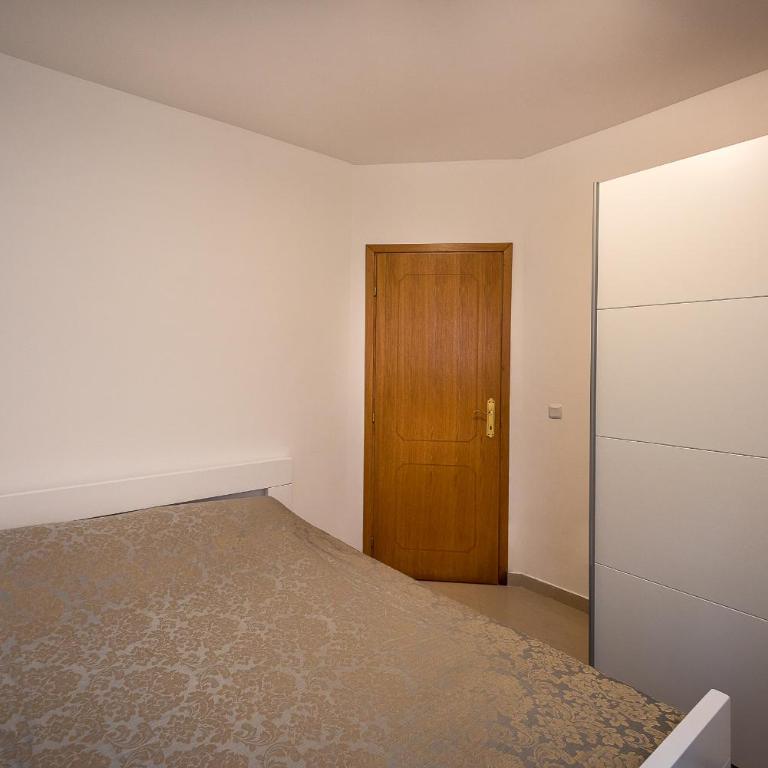 Becici Summer Apartments - Three-Bedroom Apartment with Balcony - 6
