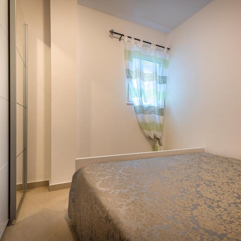 Becici Summer Apartments - Three-Bedroom Apartment with Balcony - 8