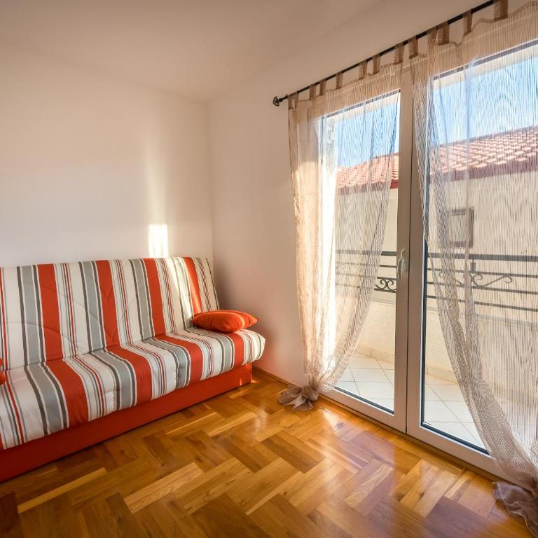 Becici Summer Apartments - Three-Bedroom Apartment with Balcony - 10
