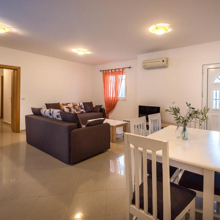 Becici Summer Apartments - Three-Bedroom Apartment with Balcony - 14
