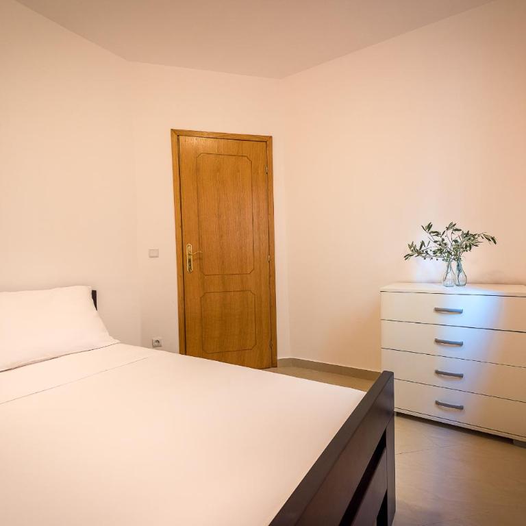 Becici Summer Apartments - Three-Bedroom Apartment with Balcony - 3
