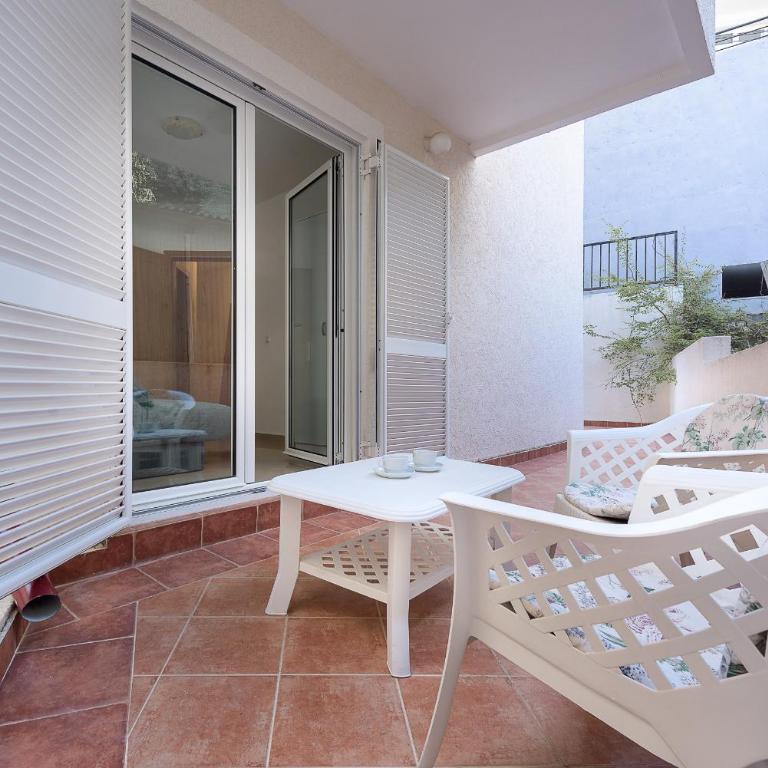 Becici Summer Apartments - Three-Bedroom Apartment with Balcony - 8
