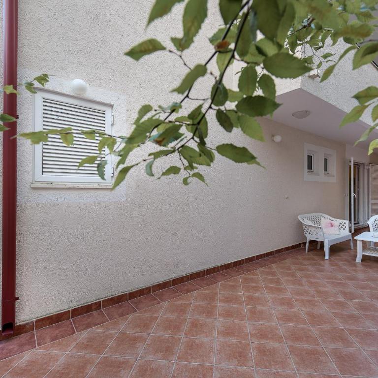 Becici Summer Apartments - Three-Bedroom Apartment with Balcony - 2