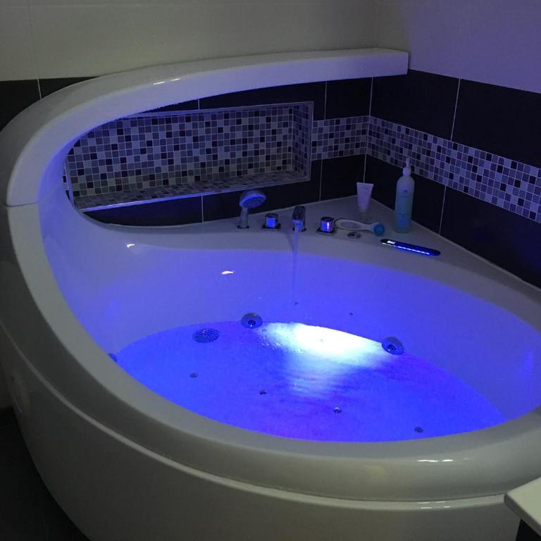 Chambres d'Hôtes Au coin du spa - Suite Familiale avec Bain à Remous - 1