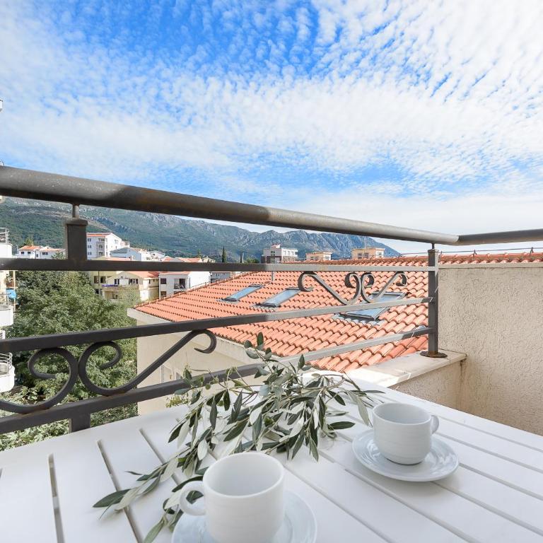 Becici Summer Apartments - One-Bedroom Apartment with Balcony - 14