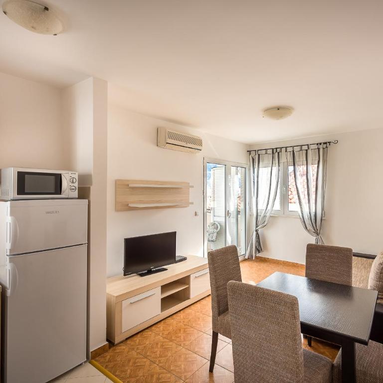 Becici Summer Apartments - One-Bedroom Apartment with Balcony - 13