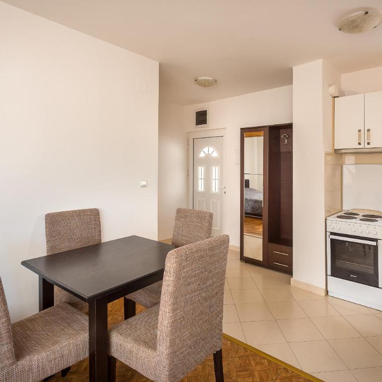 Becici Summer Apartments - One-Bedroom Apartment with Balcony - 12