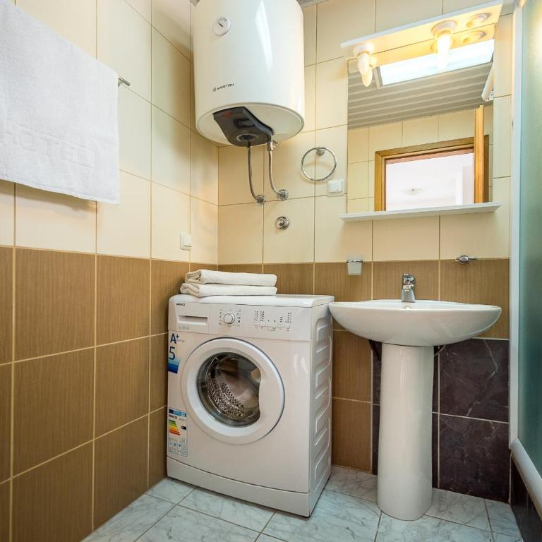Becici Summer Apartments - One-Bedroom Apartment with Balcony - 8