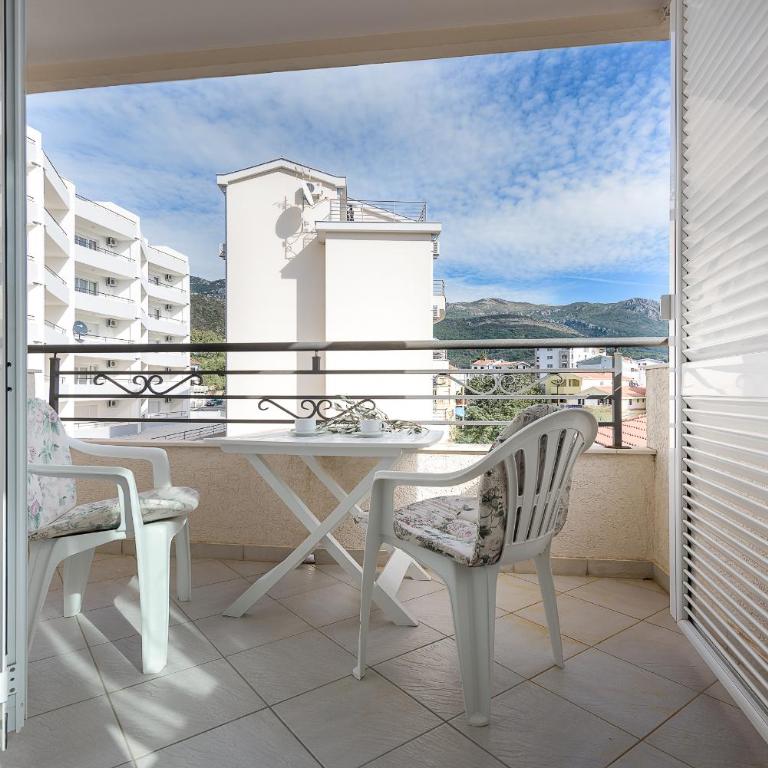 Becici Summer Apartments - One-Bedroom Apartment with Balcony - 17