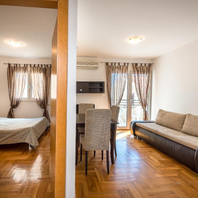 Becici Summer Apartments - One-Bedroom Apartment with Balcony - 7