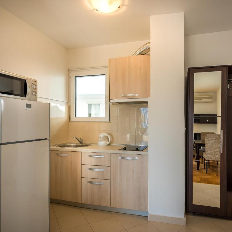 Becici Summer Apartments - One-Bedroom Apartment with Balcony - 5