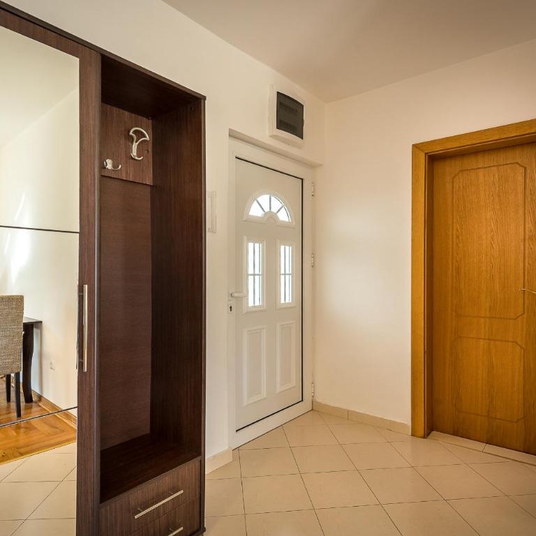 Becici Summer Apartments - One-Bedroom Apartment with Balcony - 3