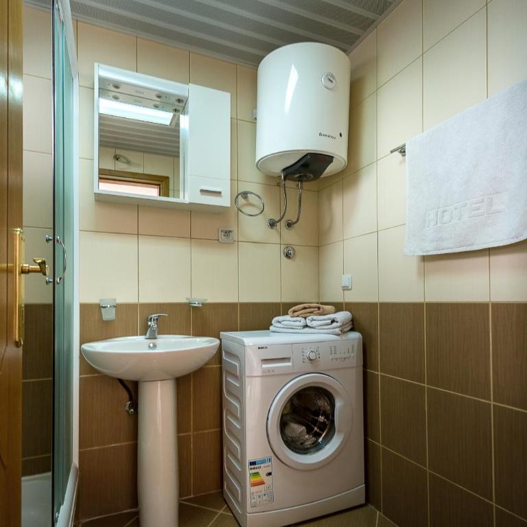 Becici Summer Apartments - One-Bedroom Apartment with Balcony - 2